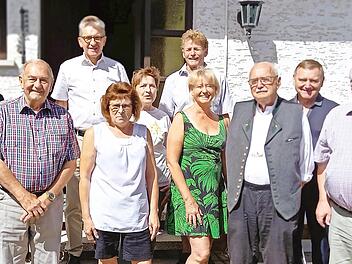 Zahlreiche Gratulanten begl&uuml;ckw&uuml;nschten den Jubilar Franz Michel (Dritter von rechts).