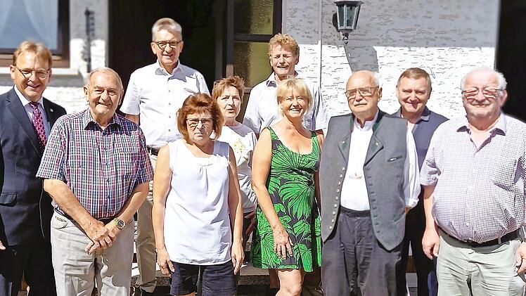 Zahlreiche Gratulanten beglückwünschten den Jubilar Franz Michel (Dritter von rechts).