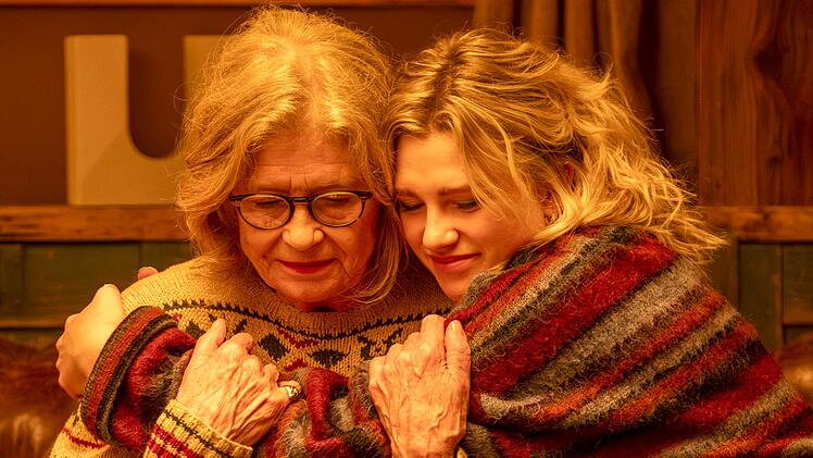 Hanna (Sinje Irslinger, rechts) begeht das Fest mit ihrer Oma Paula (Lisa Kreuzer).