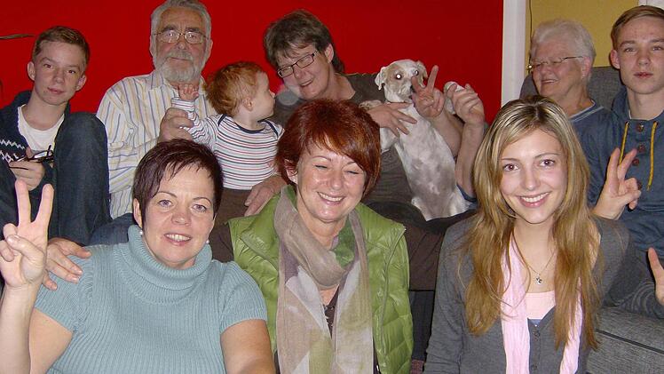 Die Familie von Michael Lane: (hinten, v. l.) Cousin Sebastian, Opa Joachim Eckart, Großcousin  Elia,  Tante Heidi Eckart mit Hund Holly,  Oma Katharina,   Cousin Alexander, (vorne, v. l.) Tante Hannelore von Hof,  Tante Gudrun Neuner und Freundin MelissaFoto: Malbrich