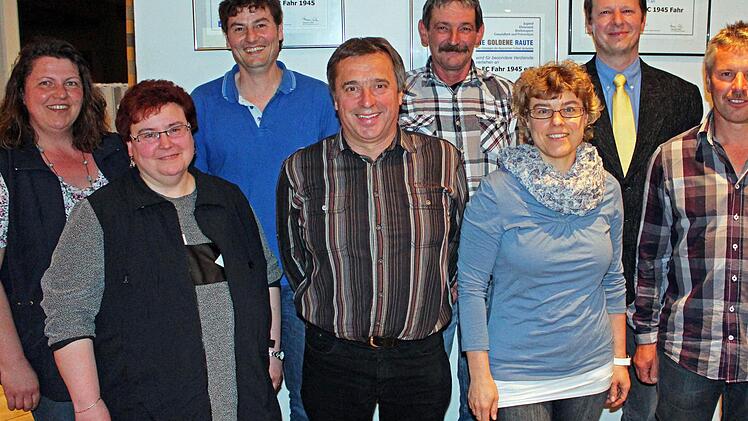 Sie tragen die nächsten drei Jahre die Verantwortung beim FC: Sonja Krapf, Martin Hettrich, Jutta Bauer, Winfried Meusert (Vorsitzender), Martin Weidinger, Margit Dittmann, Martin Nicola, Armin Schmitt. Foto: Pfannes