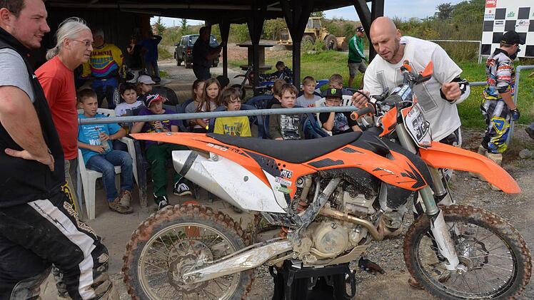 Vizepräsident Christian Lutz (rechts) erklärte den Kindern wie eine Moto-Cross-Maschine aufgebaut ist.
