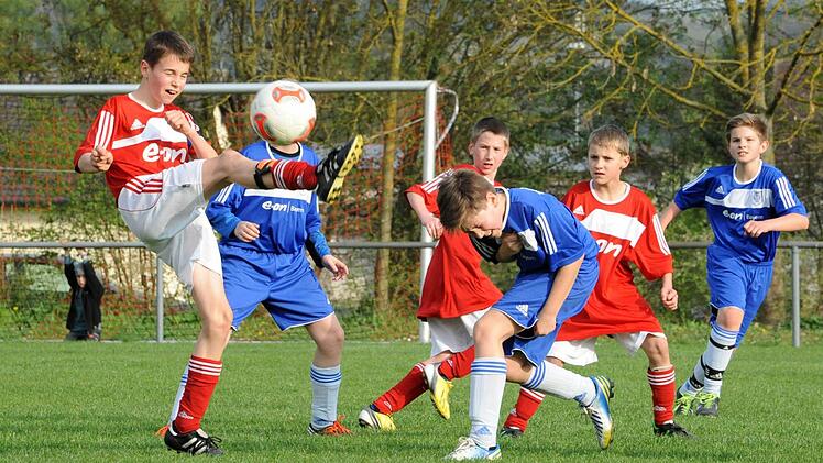 Verbeugung vor dem Goalgetter: Der Aktion geschuldet ist der "Kniefall" des Münnerstädters Linus Werner, dessen Kopfball beim Diebacher Torjäger Anton Gnerlich (links) landet. Foto: Hopf