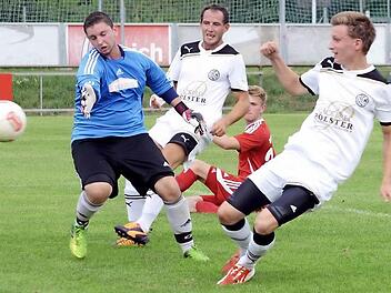 Mit dem Treffer zum 0:1 erzielt Kevin Rockwell (rechts) das erste Bezirksliga-Tor des FC Herzogenaurach seit mehr als 20 Jahren. Spielertrainer Reinhardt Kusnyarik (Mitte) macht sich bereit zum Jubeln. SVB-Keeper Christian Blum ist geschlagen. Fotos: herzopress