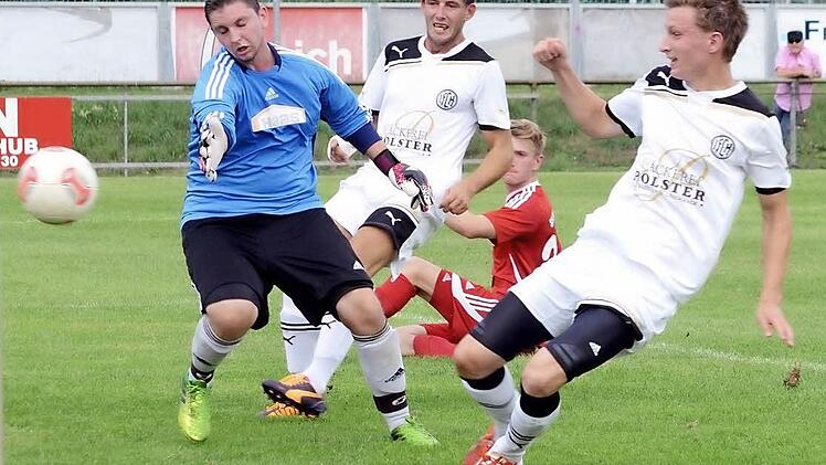 Mit dem Treffer zum 0:1 erzielt Kevin Rockwell (rechts) das erste Bezirksliga-Tor des FC Herzogenaurach seit mehr als 20 Jahren. Spielertrainer Reinhardt Kusnyarik (Mitte) macht sich bereit zum Jubeln. SVB-Keeper Christian Blum ist geschlagen. Fotos: herzopress
