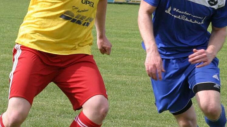 Der Eberner Spielertrainer Hannes Fischer zieht an seinem Gegenspieler vorbei.