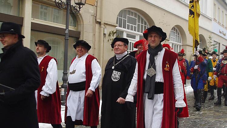 Die historischen Gruppen zogen vom Alten Rathaus zur Stadtpfarrkirche. Foto: Heike Schülein