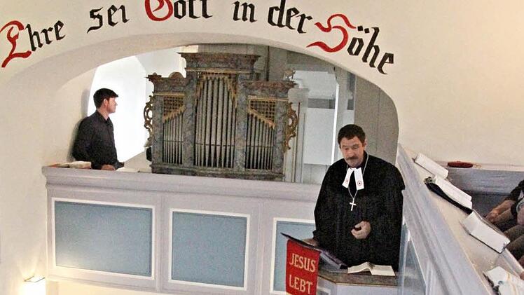 Dekan Jürgen Blechschmidt aus Rügheim kam als Geburtstagsgratulant und hielt die Festpredigt. Im Hintergrund an der Orgel: Dekanatskantor Matthias Göttemann Foto: Helmut Will