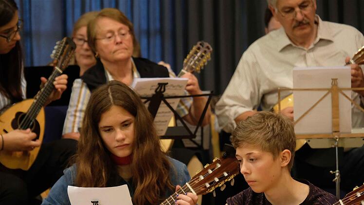 Etwa die Hälfte des 42. Pfingstkurs-Orchesters ist heuer im jugendlichen Alter.  Fotos: Gerd Schaar