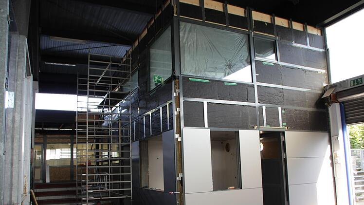Derzeit wird in der Halle ein neuer Eismeisterraum und ein Kiosk gebaut.  Foto: Andreas Dorsch