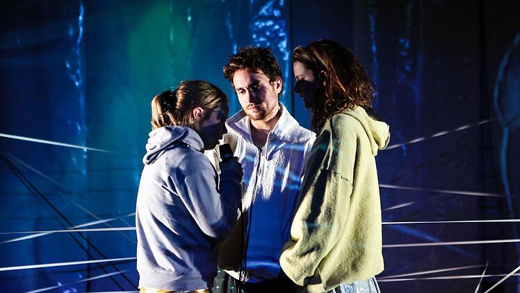 Szene aus "4.48 Psychose" im Coburger Theater in der Reithalle (von links): Solvejg Schomers, Valentin Kleinschmidt und Eva Marianne Berger.Foto:  Henning Rosenbusch