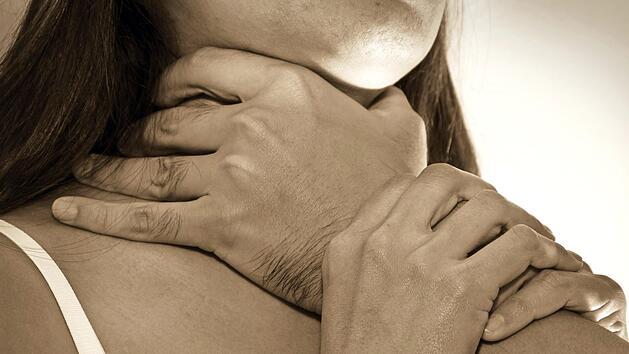 W&uuml;rgeattacken ihres Freundes musste sich eine 18-j&auml;hrige Frau erwehren.  Symbolbild: peerayot/adobestock.com