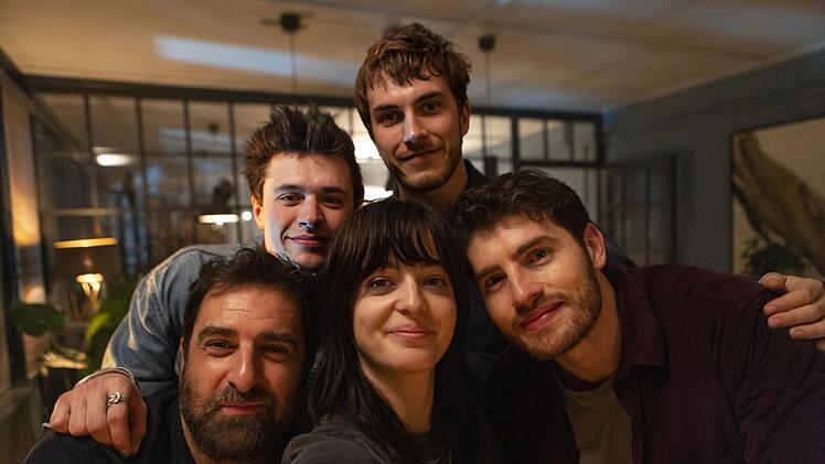 Etienne (Gr&eacute;gory Montel, von links), Lucas (Gijs Blom), Delia (C&eacute;line Buckens), Aaron (Felix Mayr) und Joshua (Gregg Sulkin) bilden das Journalisten-Netzwerk "The Kollective".