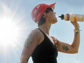Trinken, trinken, trinken: Wer bei der Sommerhitze Sport treibt, muss auif genügend Flüssigkeitsaufnahme achten. Sindy Meier macht alles richtig. Fotos: Michael Kraus