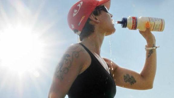 Trinken, trinken, trinken: Wer bei der Sommerhitze Sport treibt, muss auif genügend Flüssigkeitsaufnahme achten. Sindy Meier macht alles richtig. Fotos: Michael Kraus