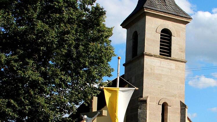 Die Kirchturmspitze erstrahlt in neuem Glanz.
