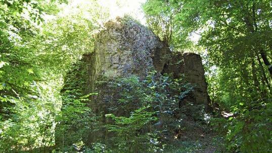 Der Augustafelsen liegt im Wald zwischen Grub und Zeickhorn.