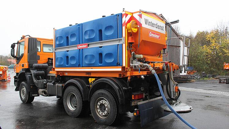 Auf den Dreiachser der Autobahnmeisterei Knetzgau passen drei Tonnen Salz und 4500 Liter Sole.  Fotos: Katja Kölbl