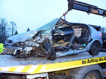 Schwer verletzt wurde ein Geisterfahrer auf der A 7, der in diesem Auto in falscher Richtung unterwegs war und mit einem entgegenkommenden Fahrzeug kollidierte. Foto: Peter Rauch