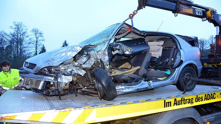 Schwer verletzt wurde ein Geisterfahrer auf der A 7, der in diesem Auto in falscher Richtung unterwegs war und mit einem entgegenkommenden Fahrzeug kollidierte. Foto: Peter Rauch