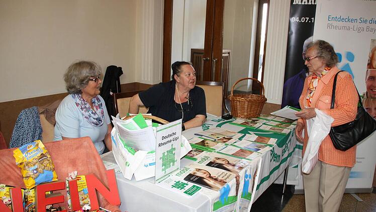 13 Selbsthilfegruppen, hier der Stand der Deutschen Rheuma-Liga stellen noch bis morgen ihre Therapieangebote im Arkadenbau vor. Foto: Ralf Ruppert