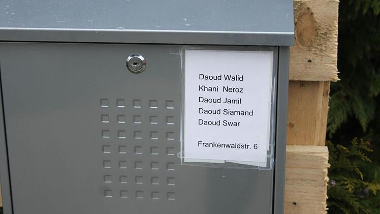 Deutsche Ordnung muss sein: Am Briefkasten stehen die Namen aller Familienangehörigen säuberlich aufgelistet. Walid Daoud ist der Vater, Neroz Khani die Mutter. In Syrien tragen die Frauen nicht den Namen des Mannes, auch wenn sie verheiratet sind. Die Kinder tragen den Nachnamen des Mannes. Jamil ist 17 Jahre alt, Siamand ist elf Jahre und Swar ist fünf Jahre alt.