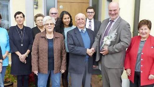 Der Jubilar im Kreis der Gratulanten (von links): die Töchter Elisabeth, Heidi und Karin, Schwägerin Elisabeth Herold, Gattin Hannelore, Schwiegersohn Harald Zettl, Enkelin Zoe, Manfred Schmidt-Hofmann, Johannes Oppel, Bürgermeister Ralf Holzmann, Maria Will und Altbürgermeister Dieter Oertel Foto: Klaus.Peter Wulf