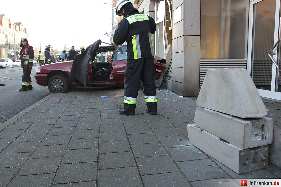 Auto kracht rückwärts in Reformhaus