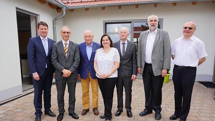 Gründungsfeier des Christlichen Caritasvereins Sandberg. Das Bild zeigt von links: Sandro Kirchner (MdL), Thomas Giehl (Vertreter des Caritas-Diözesanverbandes), Landtagspräsident a. D. Hans Böhm, Bürgermeisterin Sonja Reubelt, Vorsitzender Horst Geis, Domkapitular Christoph Warmuth und Pfarrer Hubert Grütz. Foto: Marion Eckert