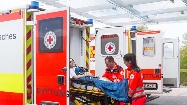 Wenn der Rettungsdienst Patienten in die Notfallambulanz des Forchheimer Klinikums bringt, entstehen gerade am Wochenende Engp&auml;sse, weil zu viele "Nicht-Notf&auml;lle" in die Notaufnahme k&auml;men, sagt der &auml;rztliche Direktor J&uuml;rgen Gschossmann. Foto: Klinikum Forchheim