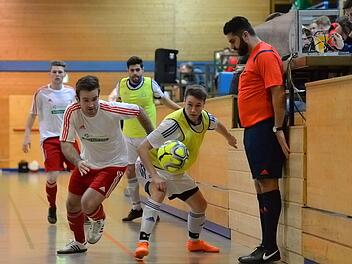 Die Gastgeber - hier im Spiel gegen den TSV Vestenbergsgreuth (weiße Trikots) - scheiterten an der Mission Titelverteidigung. Fotos: Picturedreams