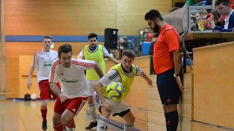 Die Gastgeber - hier im Spiel gegen den TSV Vestenbergsgreuth (weiße Trikots) - scheiterten an der Mission Titelverteidigung. Fotos: Picturedreams