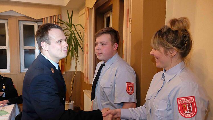 Per Handschlag konnten jetzt neue Aktive in der Freiwilligen Feuerwehr Diebach begrüßt werden.Gerd Schaar