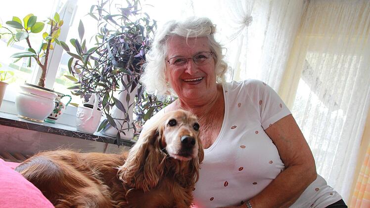 "Ich bin´s, Heidi, mit Sunny!", ruft die Seniorin, wenn sie an der Tür anklopft. Mit ihrem Therapiehund hat die 75-Jährige schon Erstaunliches erlebt. Foto: Carmen Schmitt