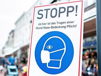 Wo es vorgeschrieben ist, müssen Ladenbesitzer und Geschäftsleute darauf bestehen, dass ihre Kunden eine Maske tragen. Das wird kontrolliert. Doch reinlegen werden echte Kontrolleure die Geschäftsleute nicht, versichert die Behörde. Foto: CT-Archiv