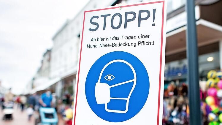 Wo es vorgeschrieben ist, müssen Ladenbesitzer und Geschäftsleute darauf bestehen, dass ihre Kunden eine Maske tragen. Das wird kontrolliert. Doch reinlegen werden echte Kontrolleure die Geschäftsleute nicht, versichert die Behörde. Foto: CT-Archiv