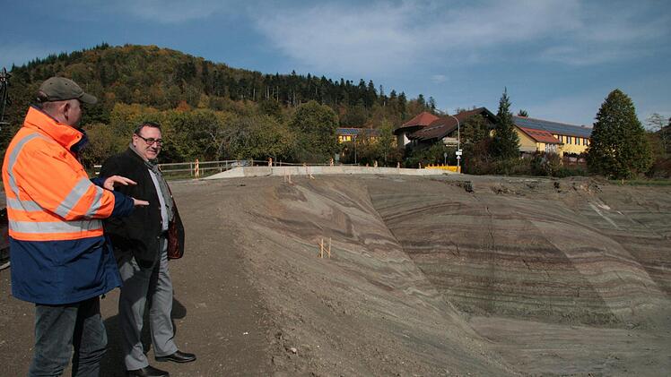 Baudirektor Siegfried Beck und Projektleiter Jan Oertel bei einem Ortstermin an der Alten Pressecker Straße. Im Boden sind  gut die Sedimentlagen  zu erkennen. Foto: Jürgen Gärtner