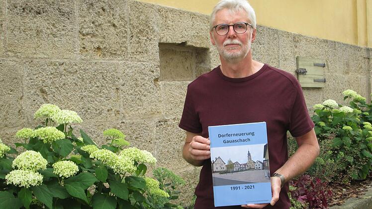 Reinhard Ziegler dokumentierte die 30-jährige Dorferneuerung im Stadtteil in einen Bildband.