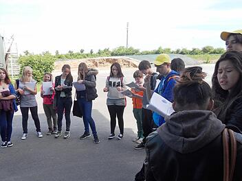 Hier gärt was: Die jungen Oerlenbacher haben erfahren, wie man aus Biogas Energie macht. Foto: Mittelschule Oerlenbach