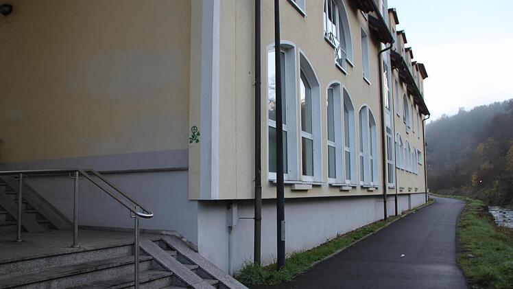 An dieser Ecke passierte der Unfall: Der Kleintransporter kam aus Richtung E-Center. Die kleine Stacy rannte die Treppe hinunter.Foto: Ulrike Müller