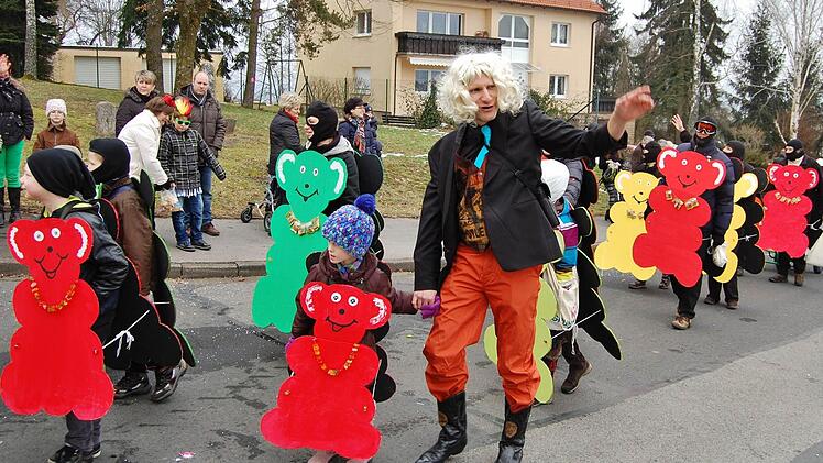 Rosenmontagszug in Stangenroth. Foto: Sigismund von Dobschütz