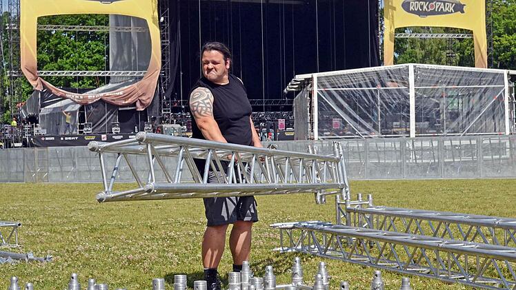 Vor der "Park Stage" wird am Mittwoch fleißig aufgebaut.  Foto: Pelke