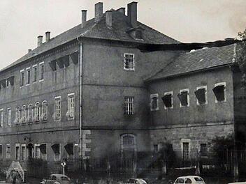Die vergitterten Fenster verraten es: Dieses Gebäude in der Leopoldstraße diente einst als Gefängnis. Im August 1980 wurde der Abriss beschlossen. Foto: Archiv