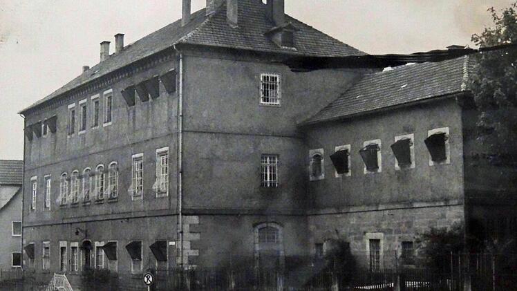 Die vergitterten Fenster verraten es: Dieses Gebäude in der Leopoldstraße diente einst als Gefängnis. Im August 1980 wurde der Abriss beschlossen. Foto: Archiv