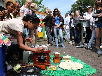 Seit zwei Jahren gibt es die Berufsintegrationsklassen an der Staatlichen berufsschule. Wenn sich die Flüchtlinge vorstellen, wie hier bei einer äthiopischen Kaffee-Zeremonie, dann ist das Interesse der deutschen Schüler sehr groß. Im Schul-Alltag gab es bislang keine Probleme. Foto: Ralf Ruppert
