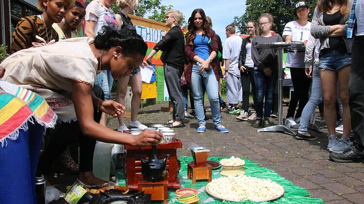 Seit zwei Jahren gibt es die Berufsintegrationsklassen an der Staatlichen berufsschule. Wenn sich die Flüchtlinge vorstellen, wie hier bei einer äthiopischen Kaffee-Zeremonie, dann ist das Interesse der deutschen Schüler sehr groß. Im Schul-Alltag gab es bislang keine Probleme. Foto: Ralf Ruppert