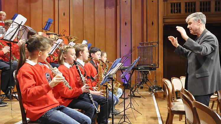 Noch nicht in Uniform trat das Vororchester des Jugendmusikkorps der Stadt Bad Kissingen, unter der musikalischen Leitung von Bernd Hammer, auf. Foto: Foto: Peter Klopf