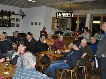 Über aktuelle Themen in der Gemeinde Pfarrweisach unterhielt sich Bürgermeister Ralf Nowak (stehend) mit den Bürgern im Bürgerzentrum Kraisdorf. Foto: Simon Albrecht