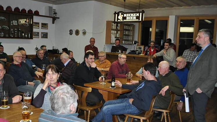 Über aktuelle Themen in der Gemeinde Pfarrweisach unterhielt sich Bürgermeister Ralf Nowak (stehend) mit den Bürgern im Bürgerzentrum Kraisdorf. Foto: Simon Albrecht