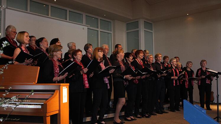 Harmonie Neuhaus mit Chorleiterin Hella Commichau  Foto: Evi Seeger
